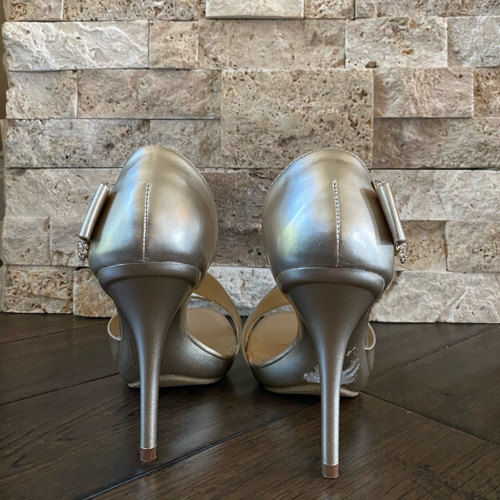 Gold heels - Picture 7 of 9